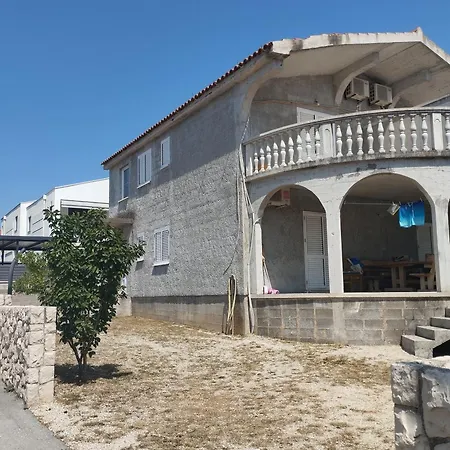 Apartmani Vrsi شقة *